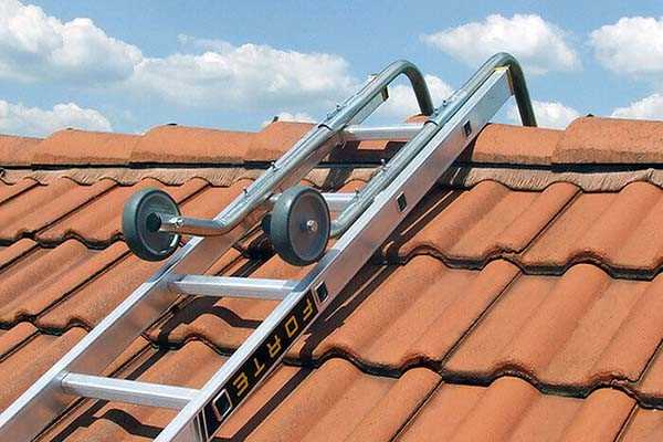 Как выбрать лестницу на крышу для частного дома?