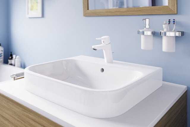 Белые смесители для ванной комнаты: типы и характеристики