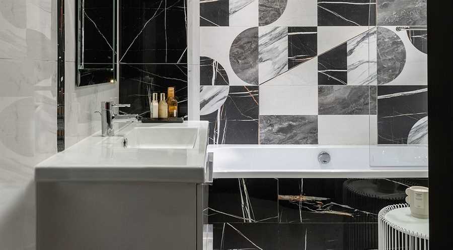 Пример интерьера черно-белой ванной комнаты с элементами постмодерна:
