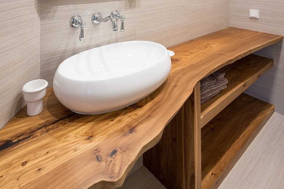 Плюсы использования деревянных полок для ванной комнаты: