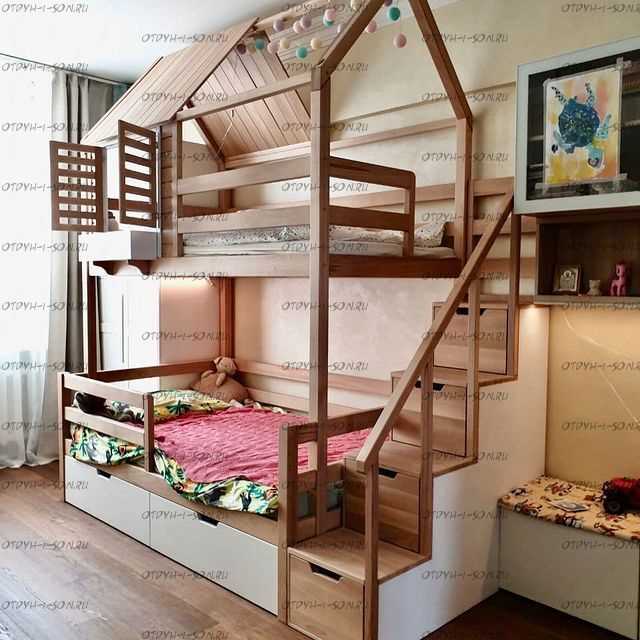Разнообразие интерьера детской комнаты с двухъярусной кроватью-домиком