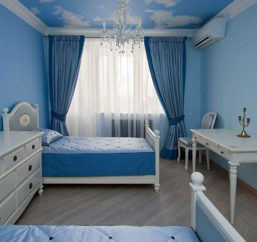 Освещение в спальне с синими и голубыми шторами