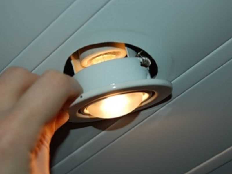 Безопасное выкручивание лампочки из подвесного потолка