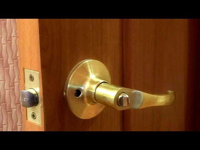 Как открыть дверь при заклинивании замка без ключа: