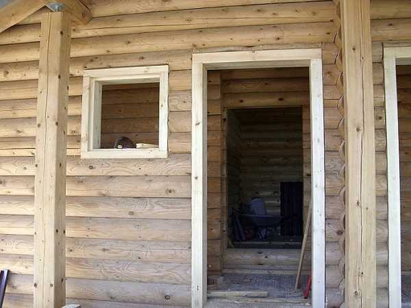 Выбор подходящих дверей для деревянного дома