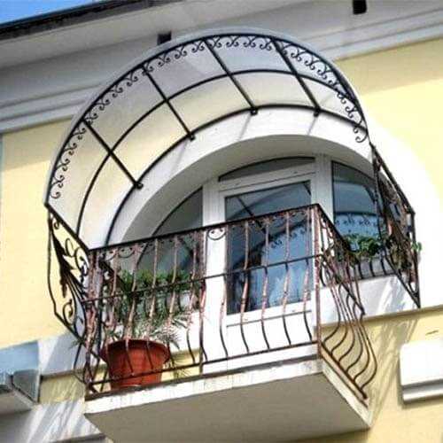 Преимущества монтажа над балконами
