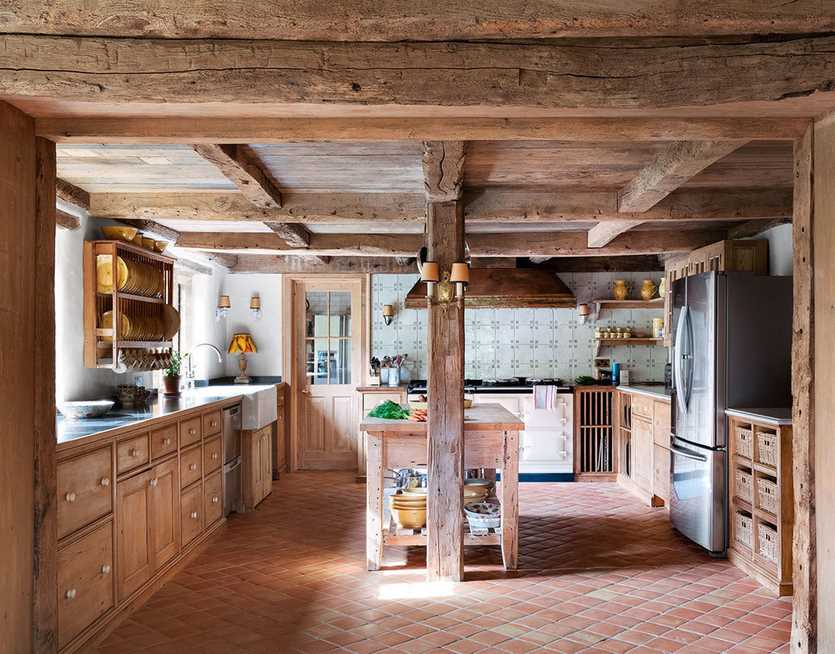 Особенности и преимущества деревянных кухонь
