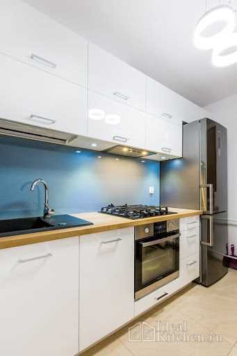 Оптимизация пространства: гарнитуры с холодильником встроенным под столешницу
