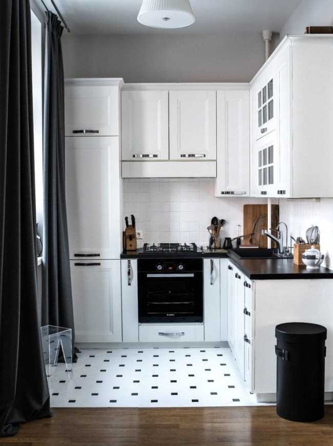 Особенности дизайна белой кухни с черной столешницей