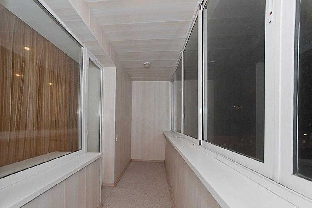 Преимущества отделки балкона МДФ панелями
