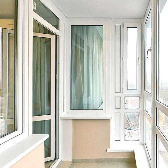Отличительные особенности монтажа пластиковой двери на балконе