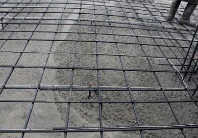 Прогрев бетона - это процесс нагрева свежего бетона, который проводится с целью ускорения его отверждения и достижения необходимых прочностных характеристик. Прогрев может осуществляться различными способами, включая тепловую обработку, применение специальных присадок или использование парового обогрева. Как правило, прогрев бетона проводится в условиях низких температур или в случаях, когда требуется быстрое достижение заданных прочностных показателей.