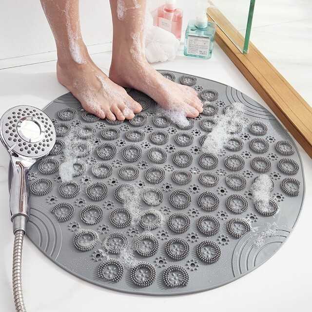 Особенности и преимущества противоскользящих ковриков для ванной