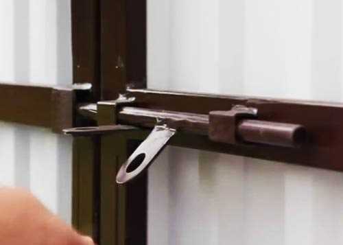 Секреты установки засовов на металлических дверях