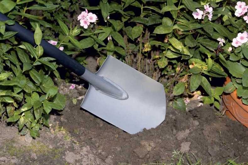 Преимущества использования саперной лопаты с усиленной ручкой: