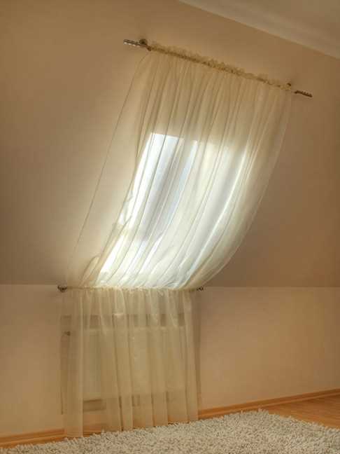 Преимущества использования римских штор для мансардных окон: