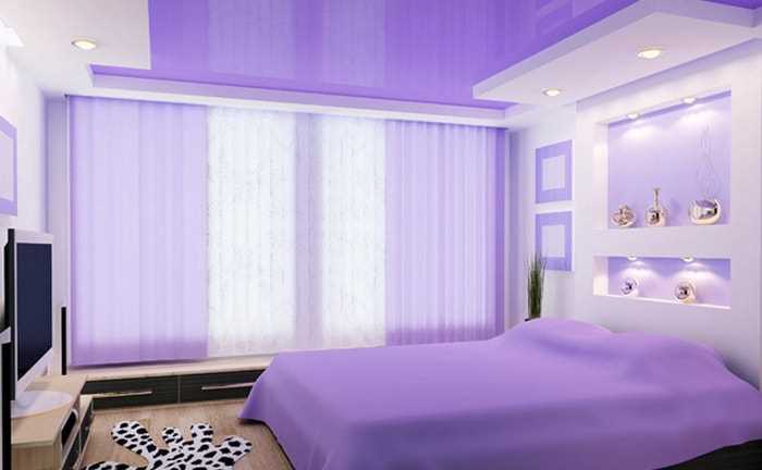 Освещение и декоративные элементы в фиолетовой спальне