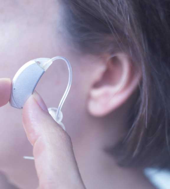 Как работают усилители слуха и их основные характеристики