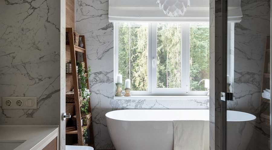 Особенности дизайна ванных комнат с окном