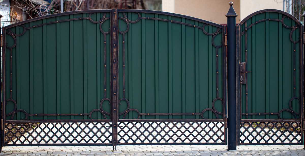 Ворота из профнастила с коваными элементами: элегантное сочетание стилей