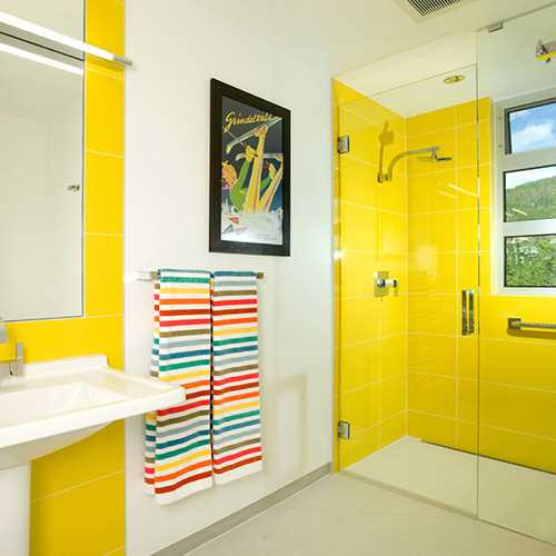 Плюсы использования желтой плитки для ванной: