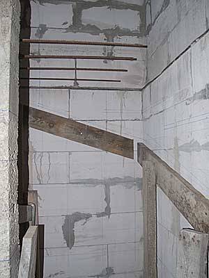 Бетонная лестница в подвал