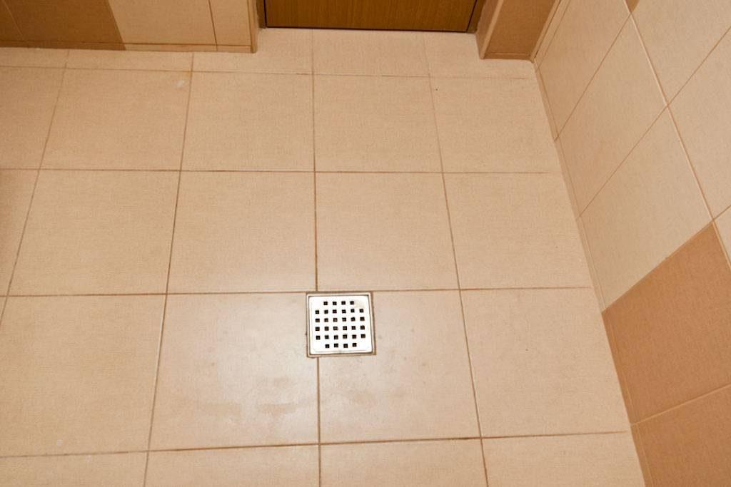 Как уложить плитку на пол в ванной комнате