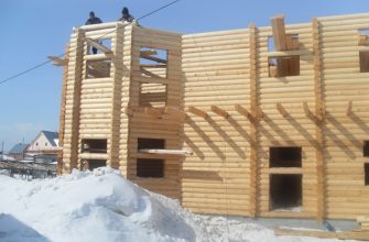 Строительство дома из дерева зимой.