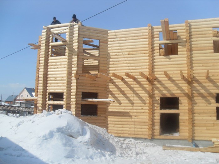 Строительство дома из дерева зимой.