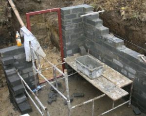 Стены погреба обычно возводят из бетона или кирпича.