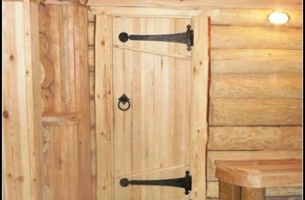 Деревянная дверь в бане