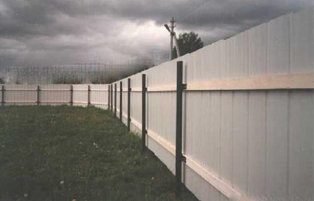 Внутренняя сторона забора