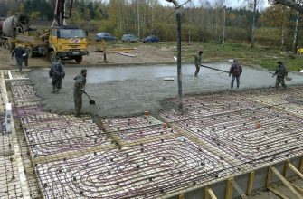 Фундамент заливается бетоном