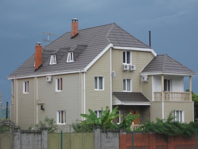 Полувальмовая крыша дома фото