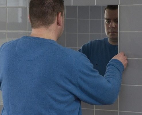 Установка зеркала на герметик