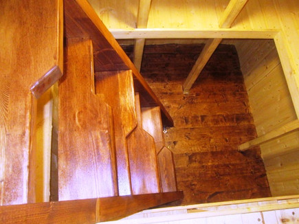 деревянная лестница в погребе