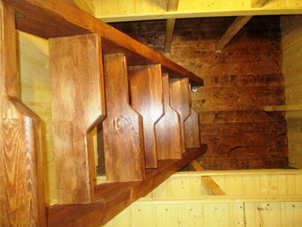 деревянная лестница в погребе