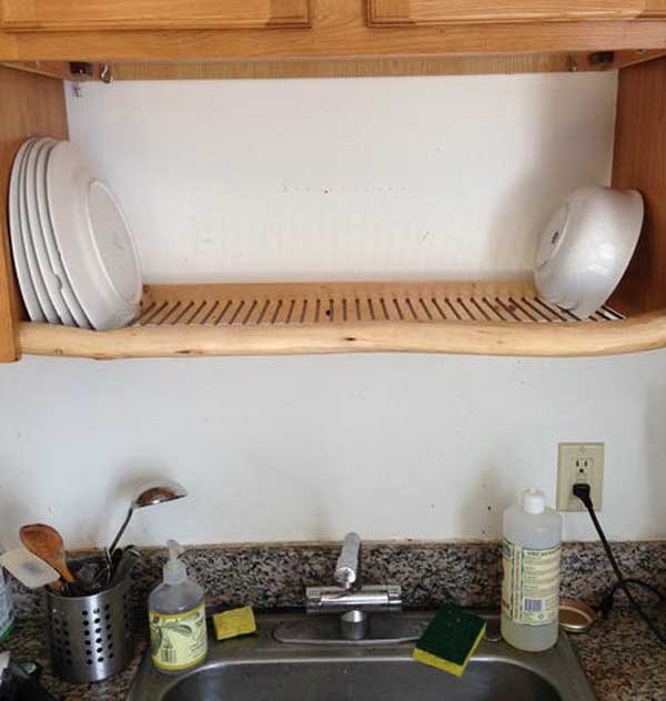 Как увеличить место в кухне-хрущевке: продуманная подвеска сушки