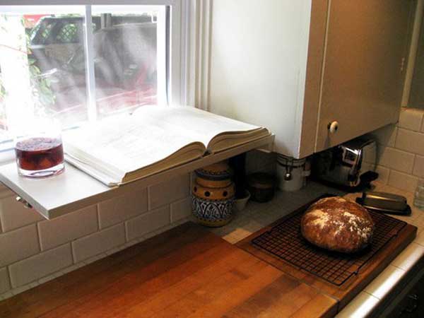 Как увеличить имеющееся пространство кухни для вещей: полочка для кулинарной книги