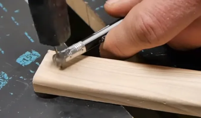 Как гвоздь поддержать резинкой карандаша