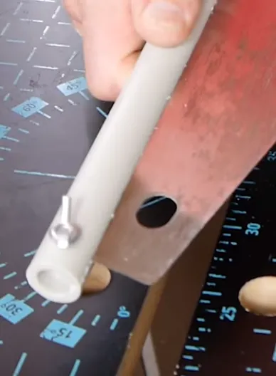 труба ПВХ в качестве чехла для ножовки