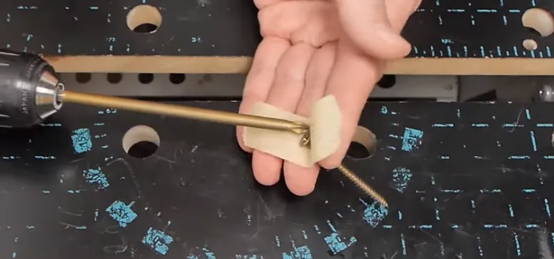 Малярная лента в качестве держателя самореза