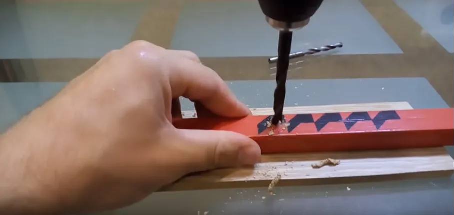 Отверстие под карандаш