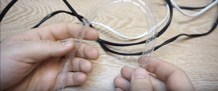 Пластиковая спиральная пружина для оплетки кабелей