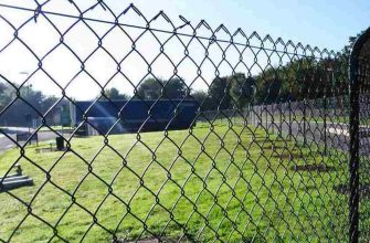 забор из обычной сетки-рабицы