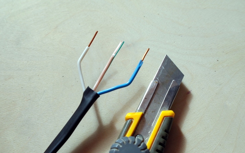 Зачистка проводов с помощью канцелярского ножа