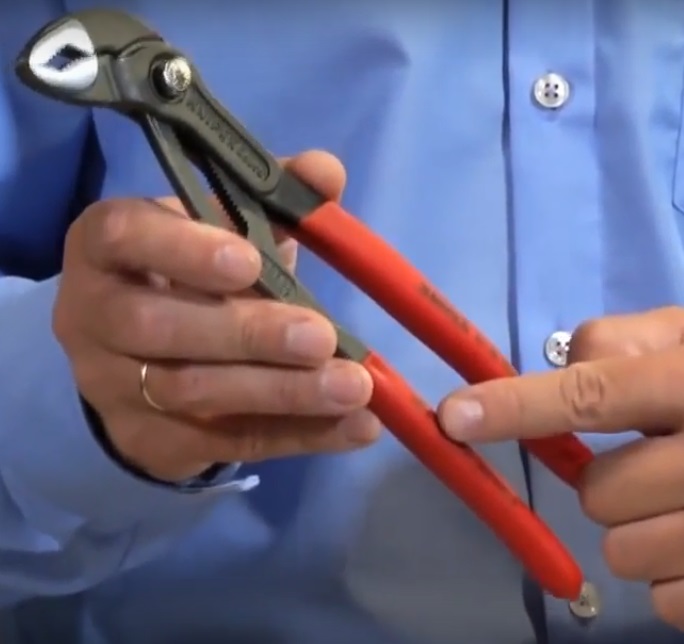 Ключ с ручками, выполненными погружным методом