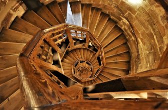 Как ухаживать за лестницей из дерева