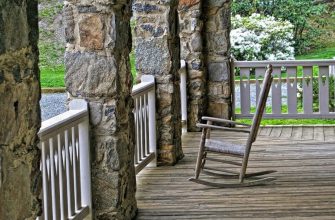 Сочетание разных материалов при строителстве крыльца к деревянному дому