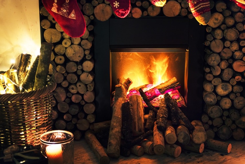 Огонь в камине - настоящее украшение новогоднего праздника